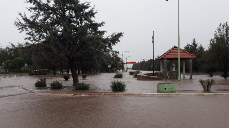 La lluvia anegó las calles en Juan Llerena: no hay evacuados