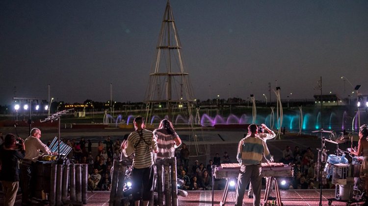 Urraka llenó el parque con sonidos sacados de instrumentos con objetos reciclados y risas