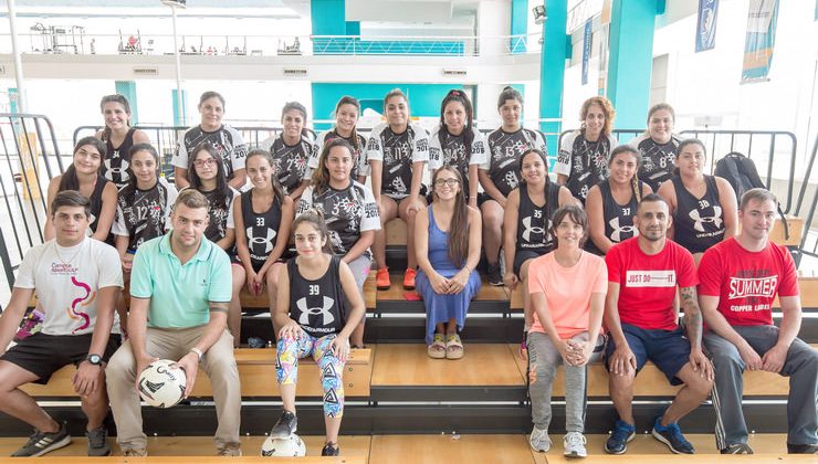 El equipo de fútbol femenino de Victoria entrena en el Campus