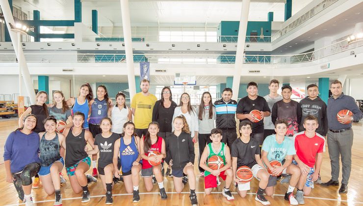 La escuela de básquet de Sociedad Española entrena en el Campus