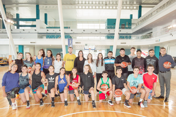 La escuela de básquet de Sociedad Española entrena en el Campus.