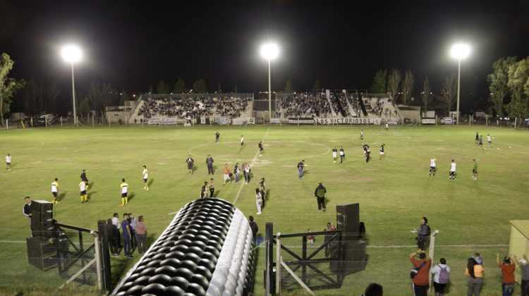 El gobernador encendió las luces del estadio del histórico Sporting Club Victoria