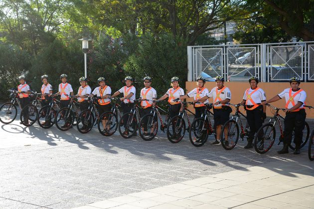 Desde este viernes, unos 50 bici policías recorren la ciudad capital.
