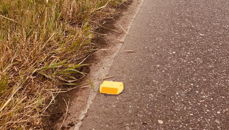 Colocación de tachas reflectivas en Autopista por la Paz del Mundo