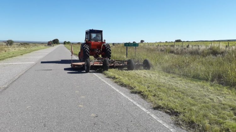 Desmalezado en rutas provinciales