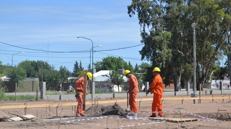 El ministro Tomasevich realizó una inspección de la obra de la réplica del Club Social