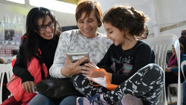 En un día se duplicó la cantidad de adultos mayores que se inscribieron para recibir las tabletas