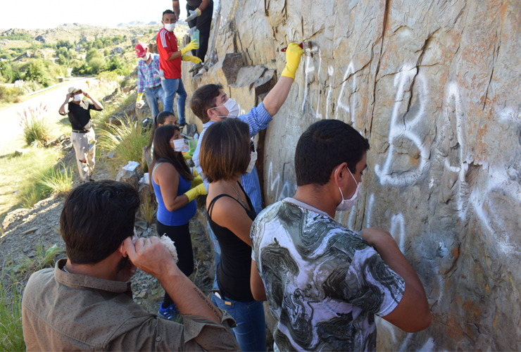 Valoraron el trabajo de beneficiarios del Plan Solidario en la sierra pintada por turistas.