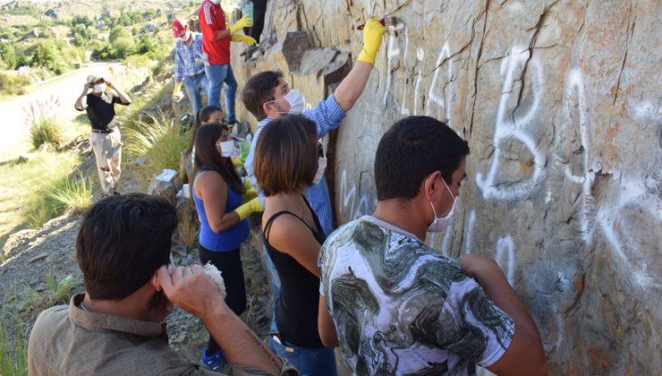 Beneficiarios del Plan Solidario limpiaron la pared rayada en La Carolina