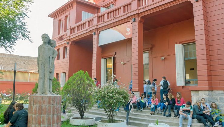 El Instituto de Idiomas lanza el curso “Auxiliar para personas con discapacidad visual”