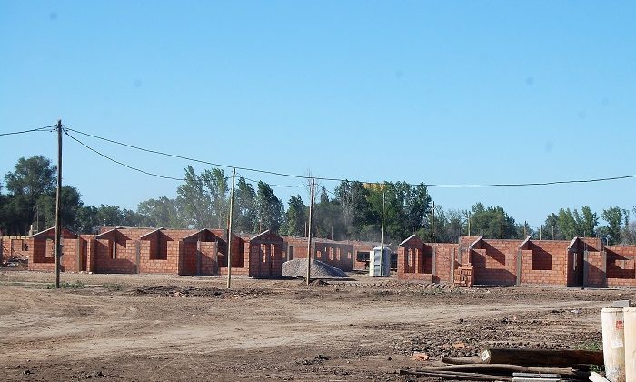 “Las viviendas se levantan conforme a los tiempos previstos”