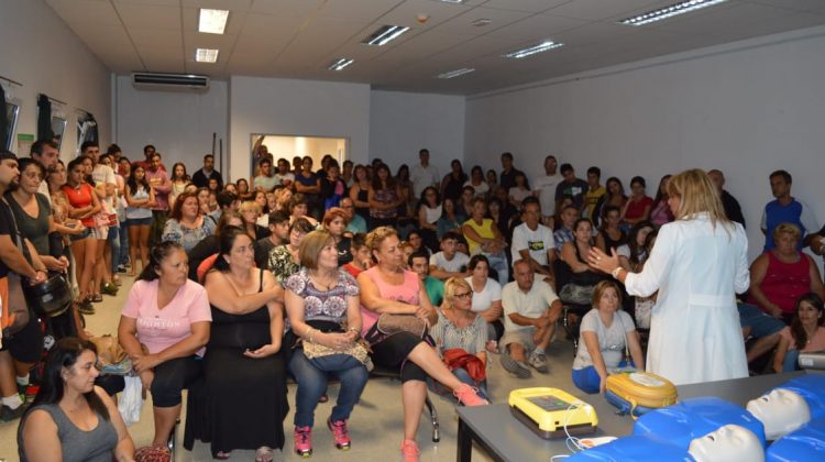 A sala llena, se realizó el taller de RCP en el Hospital de Merlo