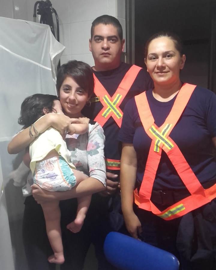 Villa de Merlo: efectivos policiales le salvaron la vida a una bebé.