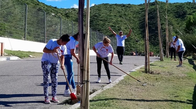 Equipos del Ministerio de Turismo y Parques realizaron mantenimiento al costado del Circuito