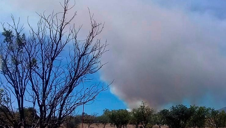 San Luis Solidario y bomberos combaten un incendio en cercanías de “Sierras Marianas”