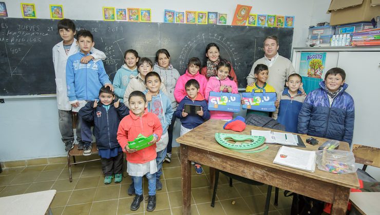 Felicidad en el Hogar Escuela del Valle de Pancanta por la entrega de tabletas y netbooks