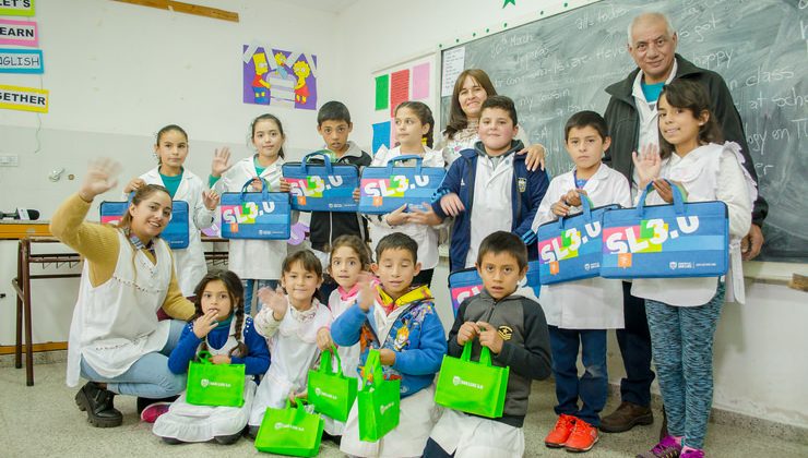 Niños y jubilados de parajes y del interior continúan recibiendo sus tabletas