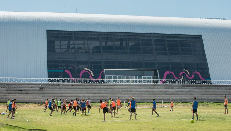 Más de cien futbolistas entrenan en simultáneo en el Campus