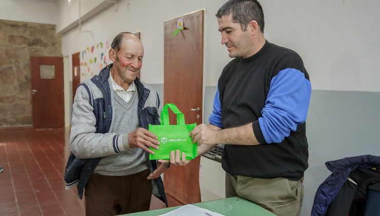 Inicia la entrega de tabletas a jubilados de Villa Mercedes y San Luis