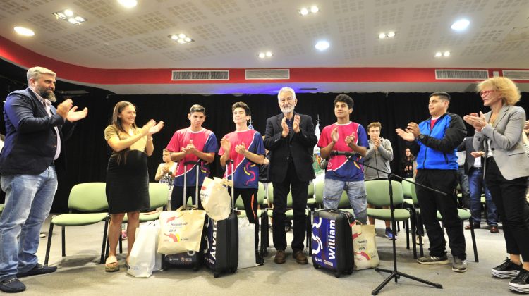 El gobernador Rodríguez Saá reconoció a tres jóvenes luchadores puntanos que se destacaron en el Nacional