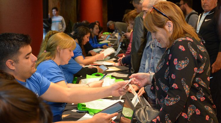 En Terrazas del Portezuelo, más de 350 jubilados recibieron sus tabletas