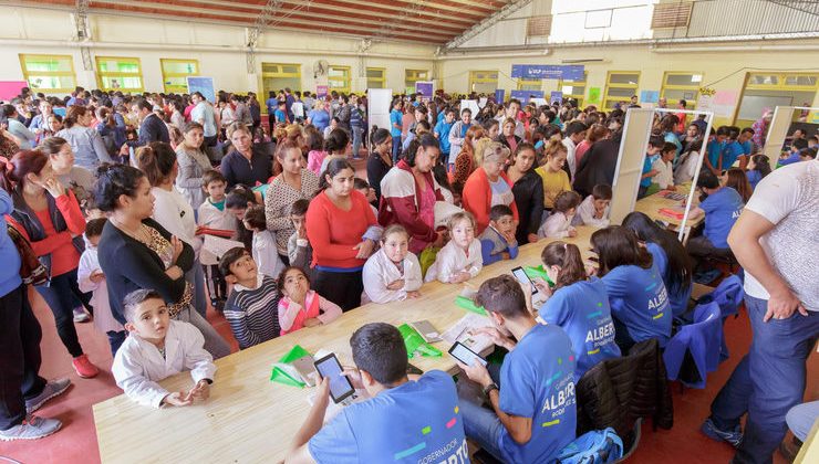 Alumnos y jubilados recibieron tabletas y netbooks en una divertida jornada