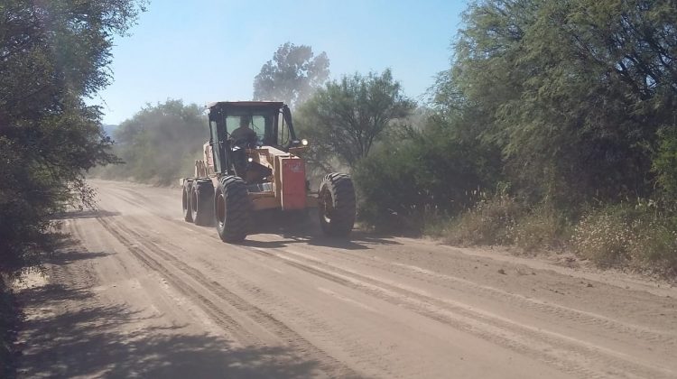 Trabajos de reparación y mantenimiento en el camino que une Pozo del Tala con Árbol Solo