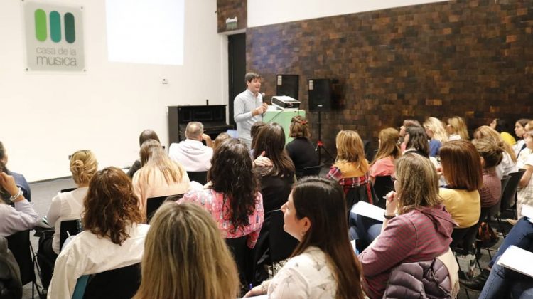 En la Casa de la Música se capacitó sobre la importancia del TEA y el TEL