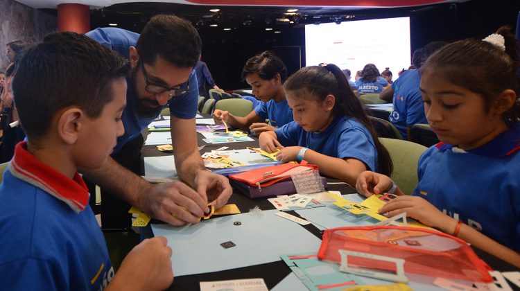 Entusiasmo de los “embajadores” de la ULP que enseñarán a usar los foldscopes