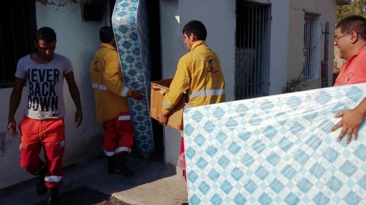 Asistieron a una familia que sufrió un incendio en su vivienda