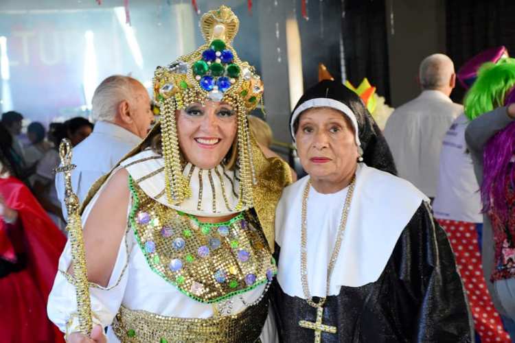 Patricia disfrazada de "Cleopatra" y Celia de monja.