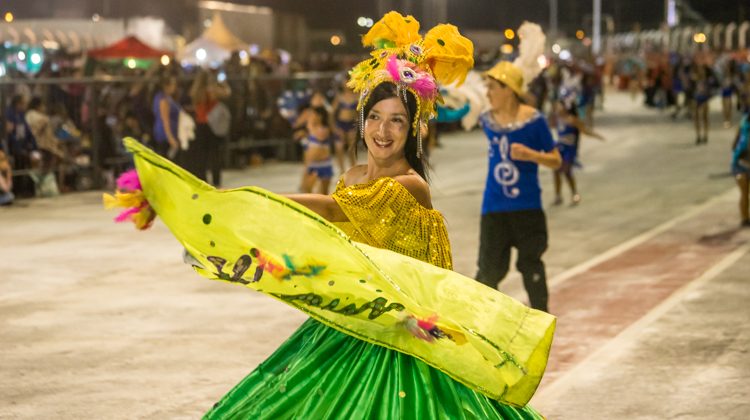El color y la alegría del Carnaval Provincial de los Pueblos en fotos