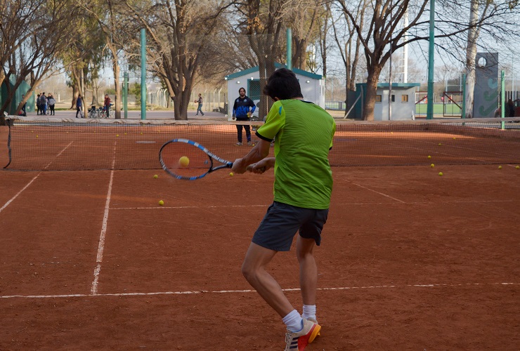 Con una clínica de tenis comenzará el ciclo de enseñanzas organizado por el Programa Deportes.