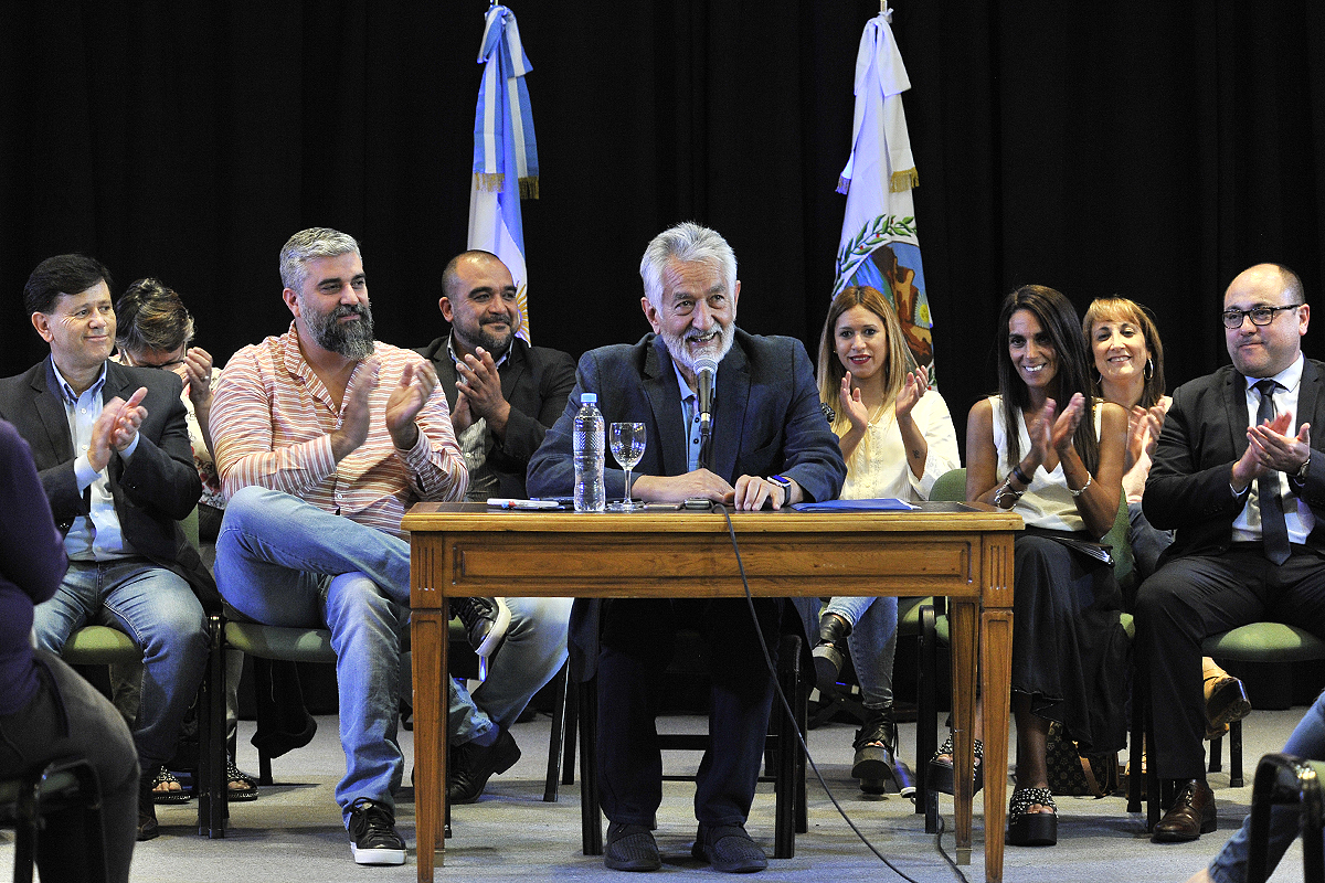 El gobernador Alberto Rodríguez Saá otorgó a la Administración Pública Provincial un aumento salarial del 40%.