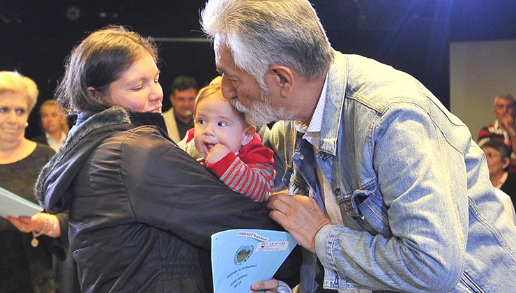 “Gracias”: la palabra más escuchada este jueves en la entrega de las escrituras