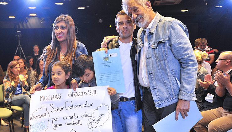 En un clima festivo, el gobernador Alberto Rodríguez Saá entregó 94 escrituras de viviendas