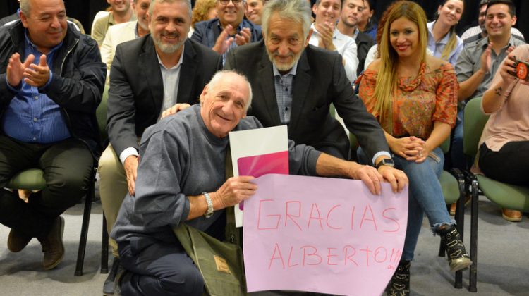 En un acto a pura alegría, el gobernador Alberto Rodríguez Saá entregó más escrituras                  