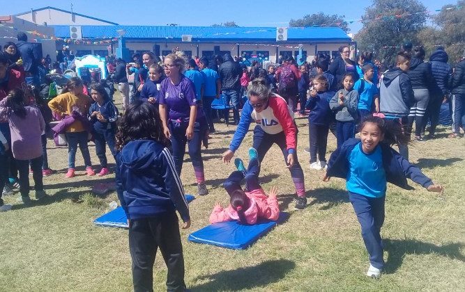 Más de 100 chicos disfrutaron de actividades recreativas y deportivas al aire libre