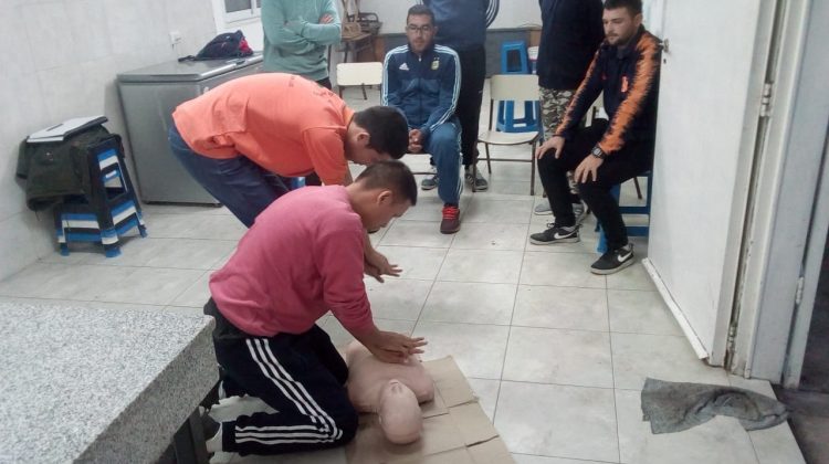 Capacitaron en primeros auxilios a profesores de la Escuela Deportiva Koslay