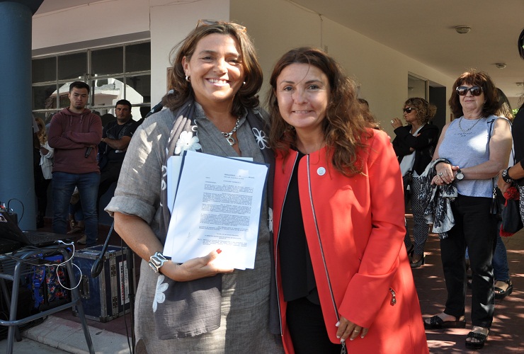 La ministra Paulina Calderón entregó la resolución.