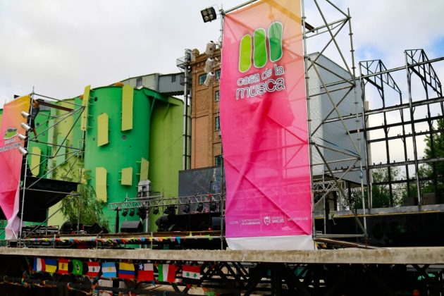 La explanada del complejo cultural muestra las diferentes banderas de los países que participarán del encuentro.