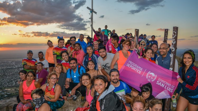 Más de 200 personas alcanzaron la cima del Cerro de la Cruz en un trekking nocturno