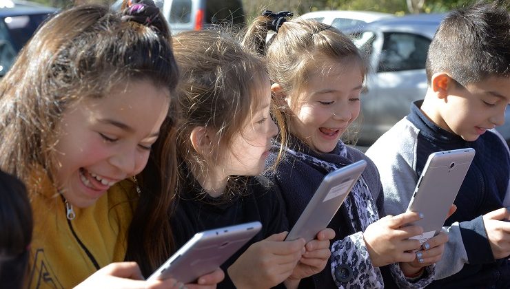 Desde este lunes se inicia la entrega de tabletas y computadoras a alumnos y jubilados de parajes