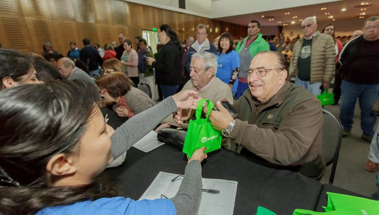 Felicidad y alegría invadieron a los jubilados de Villa Mercedes tras recibir sus tabletas