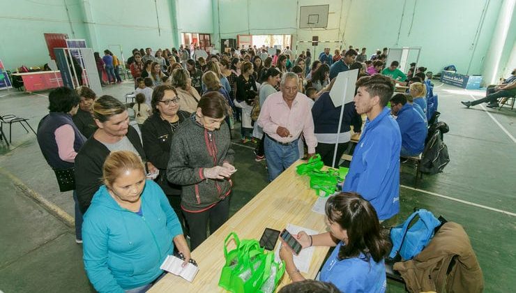 Más de 100 jubilados y alumnos recibieron sus tabletas y computadoras