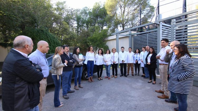 Sosa Araujo y profesionales de Salud recorrieron la obra del Centro Oncológico Integral