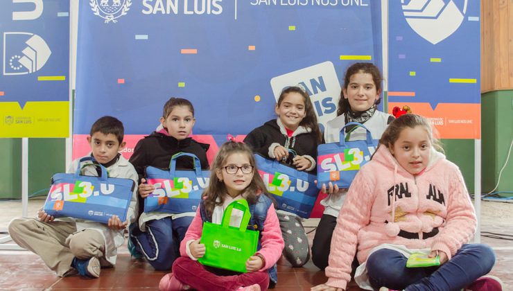 Cientos de personas recibieron sus tabletas y netbooks en San Francisco