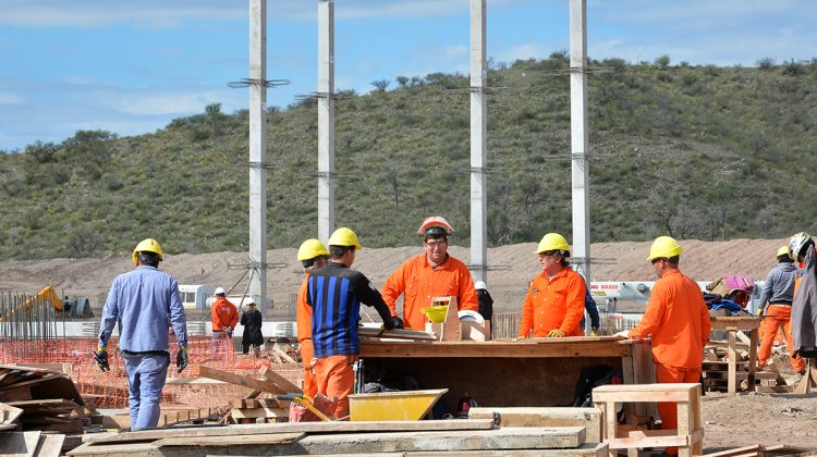 Ya están de pie las primeras columnas del Hospital Central “Ramón Carrillo” que construye el Gobierno de la Provincia