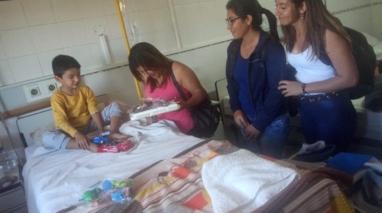 Un nuevo gesto solidario: repartieron huevos de Pascuas en la Pediatría del Hospital San Luis