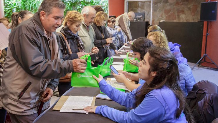 Más de trescientos adultos mayores recibieron sus tabletas en Terrazas